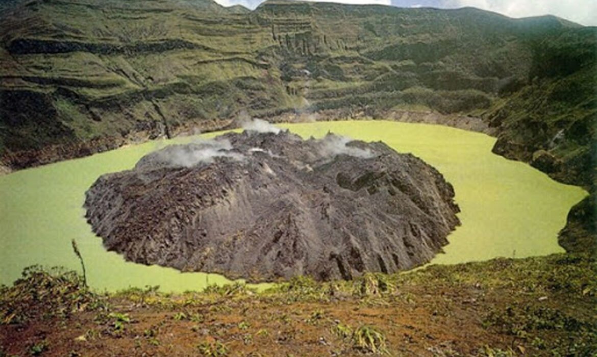 Volcanoes keep Residents of SVG and Martnique on alert