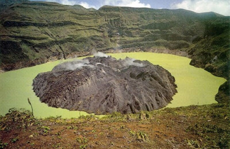 Volcanoes keep Residents of SVG and Martnique on alert